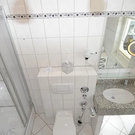 - Apt. 03 * Binz